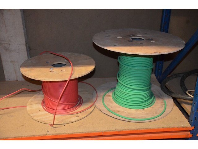 Alpec rood ca. 2,5m, 2x koppeling rucklauf (1 met 4 aansluitingen, 1 met 7 aansluitingen), 4x ventilatie afvoer ventiel, 2 aangebruikte rollen stroomkabel, emmer met koppelstukken - afbeelding 7 van  15