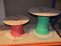Alpec rood ca. 2,5m, 2x koppeling rucklauf (1 met 4 aansluitingen, 1 met 7 aansluitingen), 4x ventilatie afvoer ventiel, 2 aangebruikte rollen stroomkabel, emmer met koppelstukken - afbeelding 7 van  15