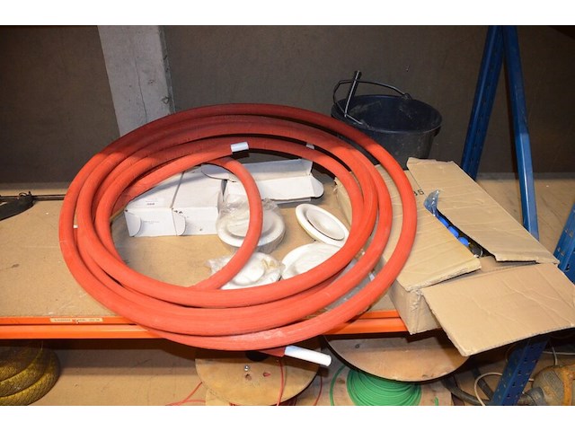 Alpec rood ca. 2,5m, 2x koppeling rucklauf (1 met 4 aansluitingen, 1 met 7 aansluitingen), 4x ventilatie afvoer ventiel, 2 aangebruikte rollen stroomkabel, emmer met koppelstukken - afbeelding 1 van  15