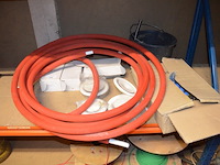 Alpec rood ca. 2,5m, 2x koppeling rucklauf (1 met 4 aansluitingen, 1 met 7 aansluitingen), 4x ventilatie afvoer ventiel, 2 aangebruikte rollen stroomkabel, emmer met koppelstukken