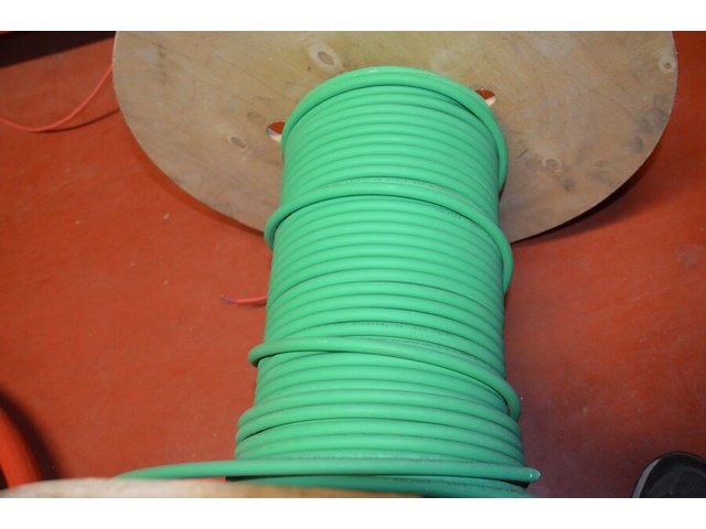 Alpec rood ca. 2,5m, 2x koppeling rucklauf (1 met 4 aansluitingen, 1 met 7 aansluitingen), 4x ventilatie afvoer ventiel, 2 aangebruikte rollen stroomkabel, emmer met koppelstukken - afbeelding 10 van  15