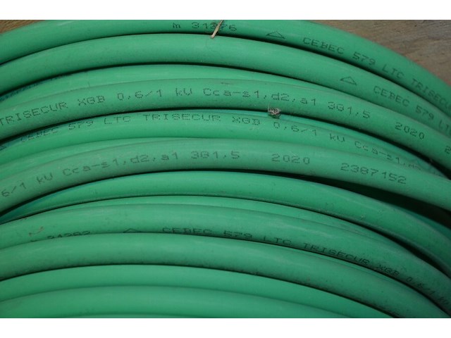 Alpec rood ca. 2,5m, 2x koppeling rucklauf (1 met 4 aansluitingen, 1 met 7 aansluitingen), 4x ventilatie afvoer ventiel, 2 aangebruikte rollen stroomkabel, emmer met koppelstukken - afbeelding 11 van  15