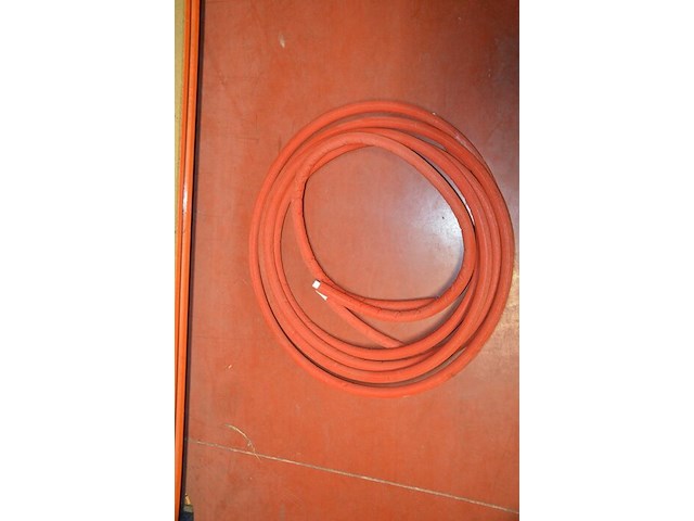 Alpec rood ca. 2,5m, 2x koppeling rucklauf (1 met 4 aansluitingen, 1 met 7 aansluitingen), 4x ventilatie afvoer ventiel, 2 aangebruikte rollen stroomkabel, emmer met koppelstukken - afbeelding 14 van  15