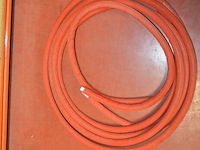 Alpec rood ca. 2,5m, 2x koppeling rucklauf (1 met 4 aansluitingen, 1 met 7 aansluitingen), 4x ventilatie afvoer ventiel, 2 aangebruikte rollen stroomkabel, emmer met koppelstukken - afbeelding 14 van  15