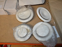 Alpec rood ca. 2,5m, 2x koppeling rucklauf (1 met 4 aansluitingen, 1 met 7 aansluitingen), 4x ventilatie afvoer ventiel, 2 aangebruikte rollen stroomkabel, emmer met koppelstukken - afbeelding 15 van  15