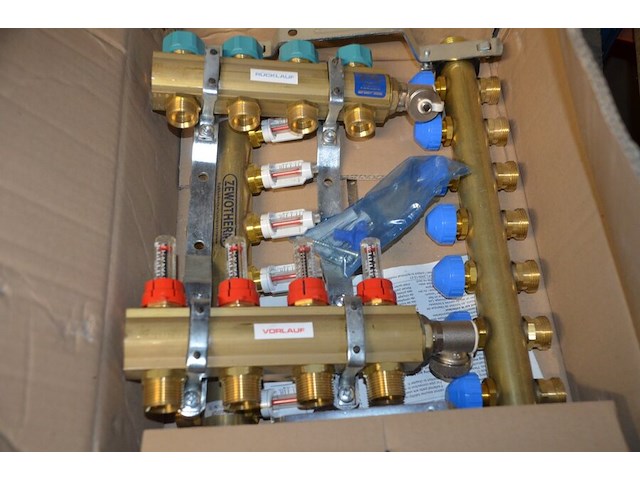 Alpex rood ca. 2,5m, 2x koppeling rucklauf (1 met 4 aansluitingen, 1 met 7 aansluitingen), 4x ventilatie afvoer ventiel, 2 aangebruikte rollen stroomkabel, emmer met koppelstukken - afbeelding 3 van  15