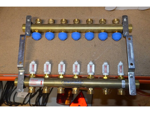 Alpex rood ca. 2,5m, 2x koppeling rucklauf (1 met 4 aansluitingen, 1 met 7 aansluitingen), 4x ventilatie afvoer ventiel, 2 aangebruikte rollen stroomkabel, emmer met koppelstukken - afbeelding 5 van  15