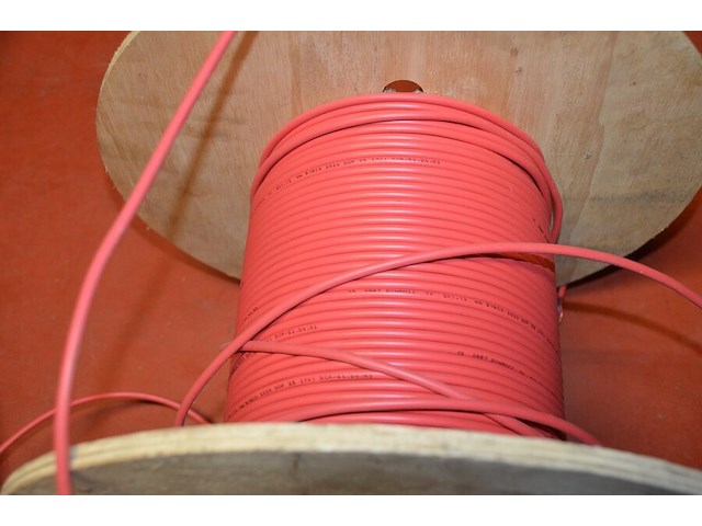 Alpex rood ca. 2,5m, 2x koppeling rucklauf (1 met 4 aansluitingen, 1 met 7 aansluitingen), 4x ventilatie afvoer ventiel, 2 aangebruikte rollen stroomkabel, emmer met koppelstukken - afbeelding 8 van  15