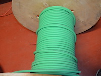 Alpex rood ca. 2,5m, 2x koppeling rucklauf (1 met 4 aansluitingen, 1 met 7 aansluitingen), 4x ventilatie afvoer ventiel, 2 aangebruikte rollen stroomkabel, emmer met koppelstukken - afbeelding 10 van  15