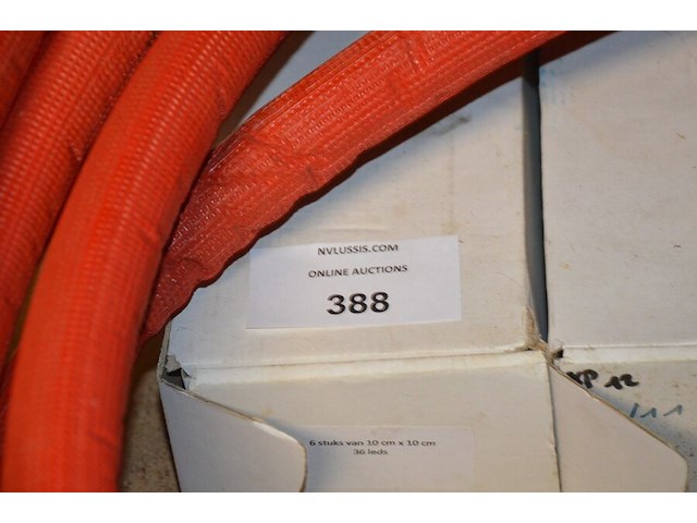Alpex rood ca. 2,5m, 2x koppeling rucklauf (1 met 4 aansluitingen, 1 met 7 aansluitingen), 4x ventilatie afvoer ventiel, 2 aangebruikte rollen stroomkabel, emmer met koppelstukken - afbeelding 13 van  15