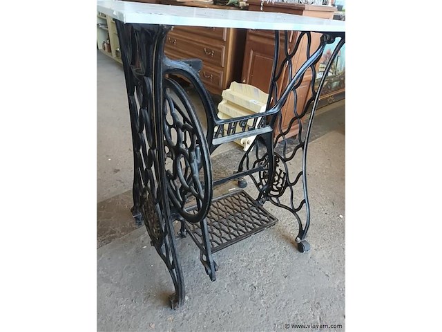 Alpha tafel met metalen onderstel - afbeelding 2 van  4