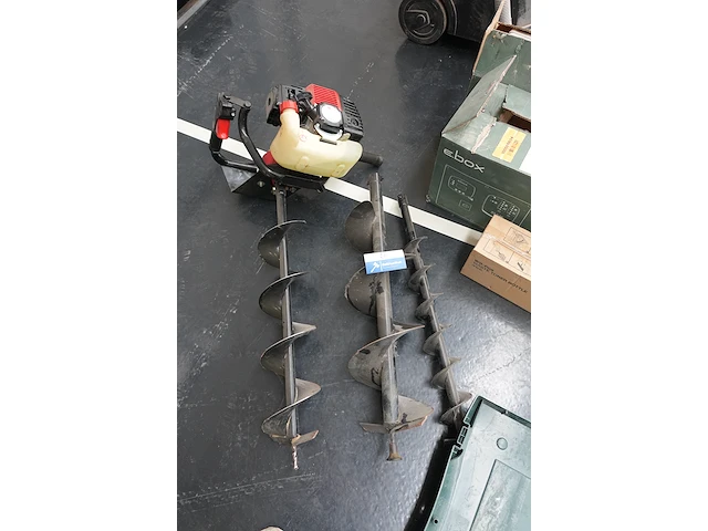 Altrad tar-03-t52 benzine grondboor met 3 boren - afbeelding 1 van  5