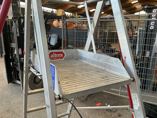 Altrex platformladder - afbeelding 2 van  3