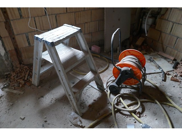 Alu trapladder + slangenwagens - afbeelding 1 van  3