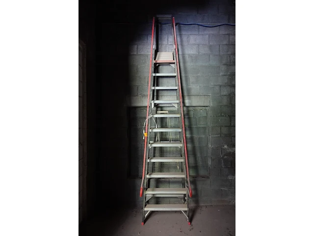 Alu trapladder - afbeelding 1 van  3