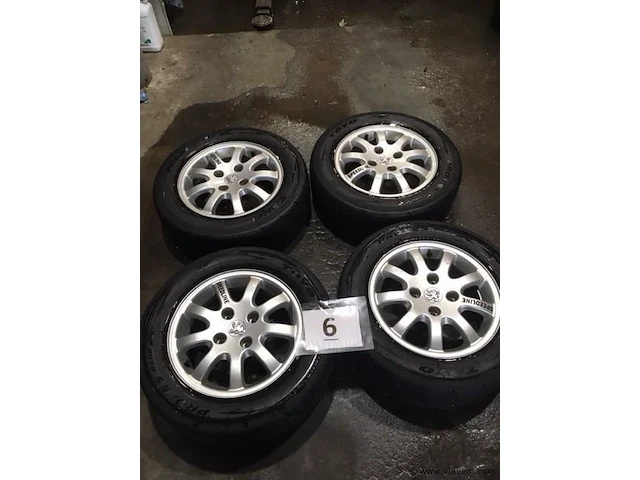 Alu. velgen en banden - afbeelding 1 van  2