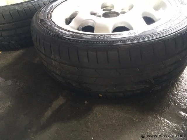 Alu. velgen en banden - afbeelding 2 van  2