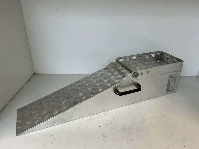 Aluminium container oprijplaat / heftruckramp totalsource – 4.000 kg setcap. (licht gebruikt beursmodel) - afbeelding 2 van  3