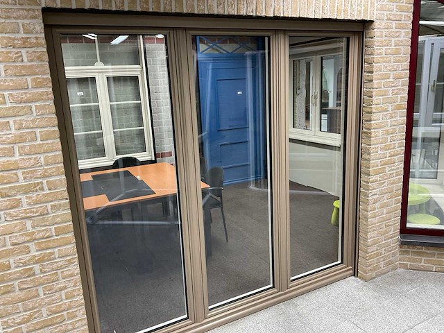 Aluminium draai/kiepraam met rolluik - afbeelding 1 van  4