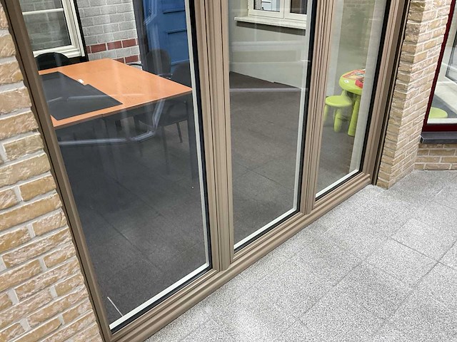 Aluminium draai/kiepraam met rolluik - afbeelding 3 van  4