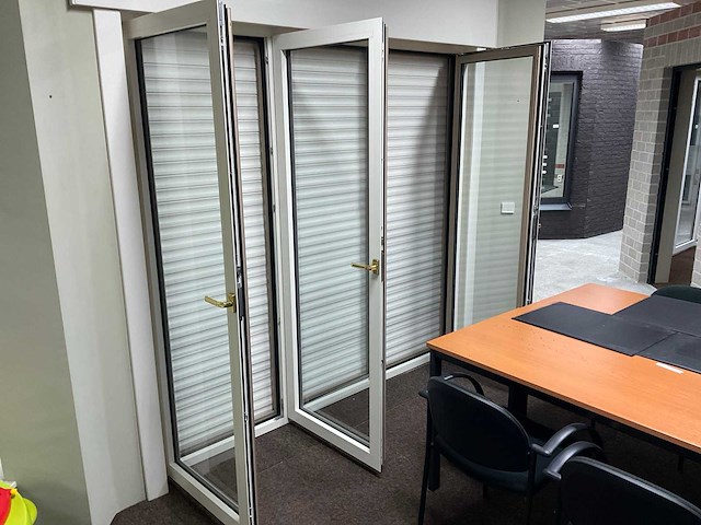 Aluminium draai/kiepraam met rolluik - afbeelding 6 van  8