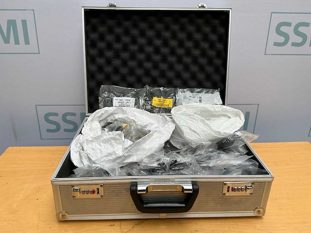 Aluminium gereedschap of opslagkoffer vol kabel-/connectorkits met d-sub mini-connectoren - afbeelding 8 van  9