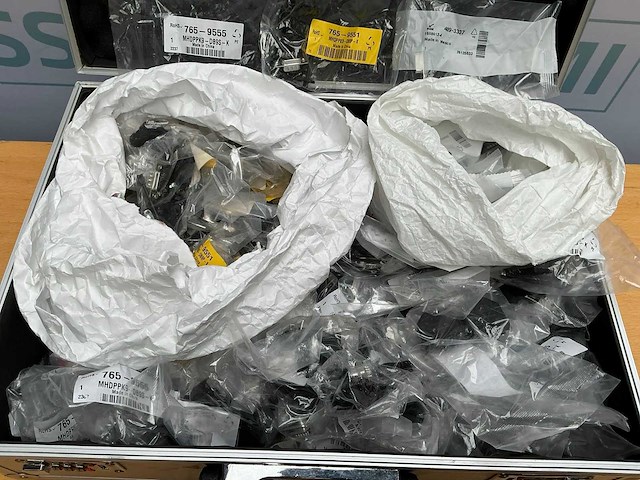 Aluminium gereedschap of opslagkoffer vol kabel-/connectorkits met d-sub mini-connectoren - afbeelding 8 van  9