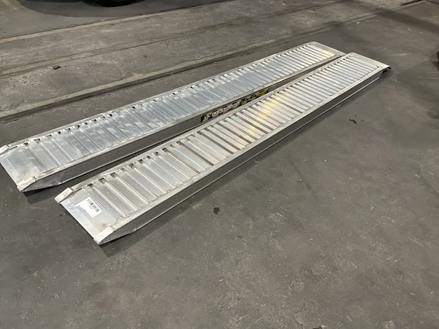 Aluminium oprijplaten met lip (ongebruikt) (2x) - afbeelding 1 van  4