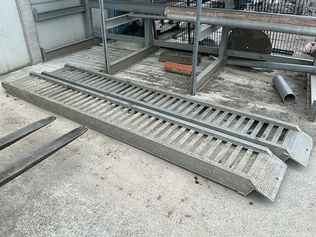 Aluminium rijplaat oprijplaat (tot 8 ton) (2x) - afbeelding 1 van  5