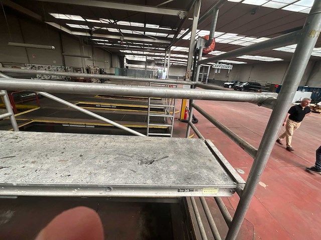 Aluminium rolsteigers met platform, op wielen - afbeelding 3 van  3
