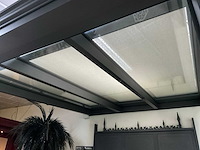 Aluminium veranda met zonwering en windscherm - afbeelding 1 van  1