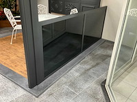 Aluminium veranda met zonwering en windscherm - afbeelding 1 van  4