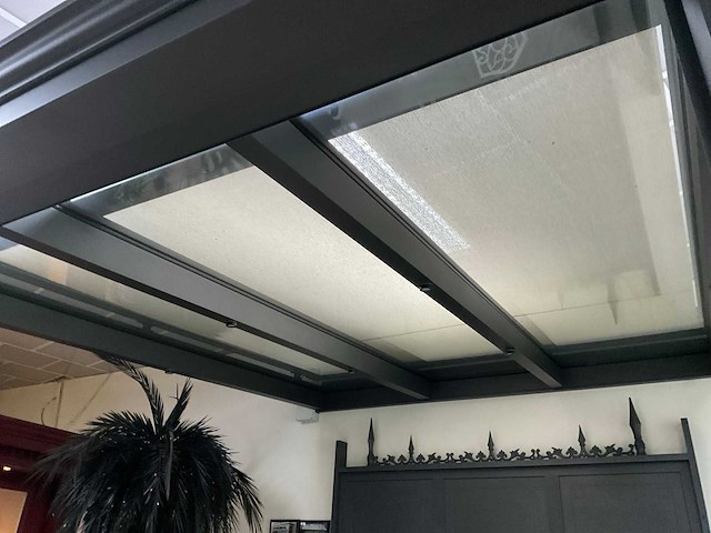 Aluminium veranda met zonwering en windscherm - afbeelding 2 van  4