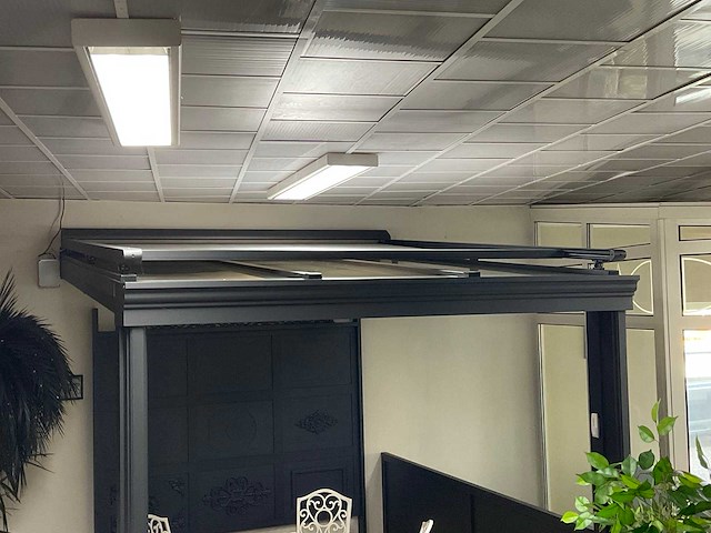 Aluminium veranda met zonwering en windscherm - afbeelding 3 van  4
