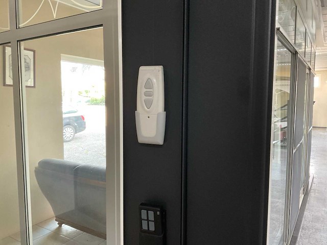 Aluminium veranda met zonwering en windscherm - afbeelding 4 van  4