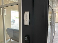 Aluminium veranda met zonwering en windscherm - afbeelding 4 van  4