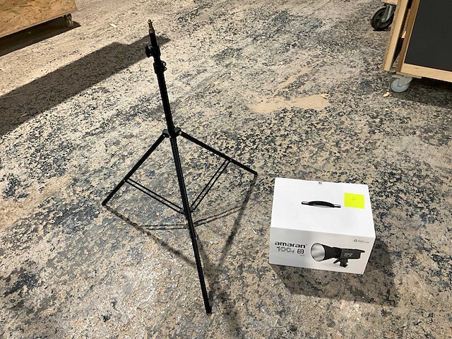 Amaran 100d spotlight met statief manfrotto 052bac - afbeelding 1 van  7