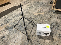 Amaran 100d spotlight met statief manfrotto 052bac - afbeelding 1 van  7