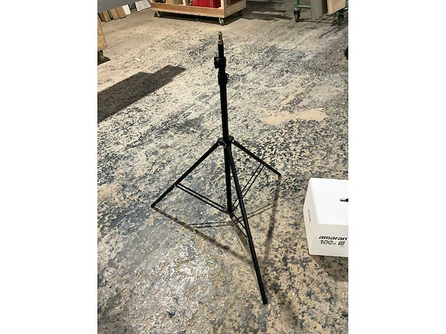 Amaran 100d spotlight met statief manfrotto 052bac - afbeelding 6 van  7