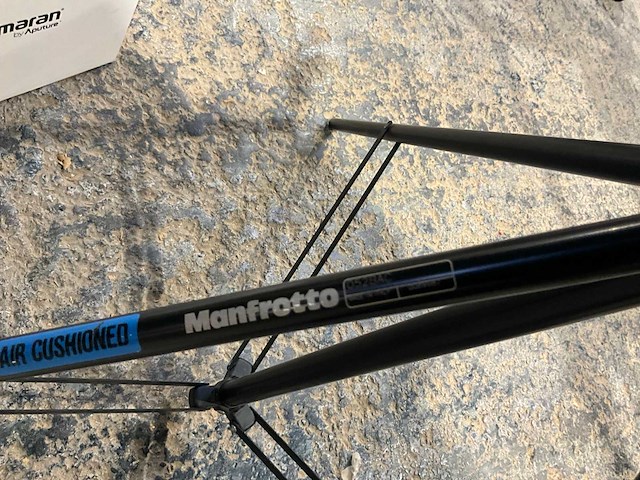 Amaran 100d spotlight met statief manfrotto 052bac - afbeelding 7 van  7