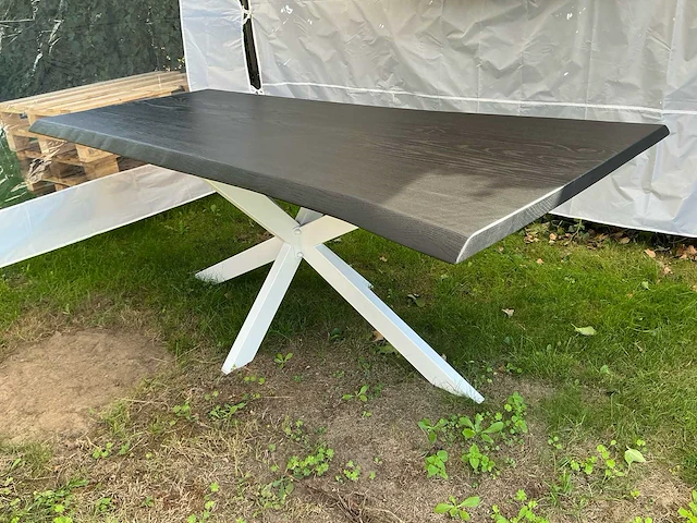 Ambachtelijke massief eiken eetkamertafel met witte matrixpoten - ca. 200 x 90 cm - afbeelding 1 van  9