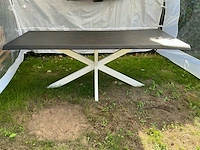 Ambachtelijke massief eiken eetkamertafel met witte matrixpoten - ca. 200 x 90 cm - afbeelding 2 van  9