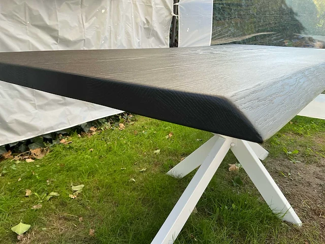Ambachtelijke massief eiken eetkamertafel met witte matrixpoten - ca. 200 x 90 cm - afbeelding 6 van  9