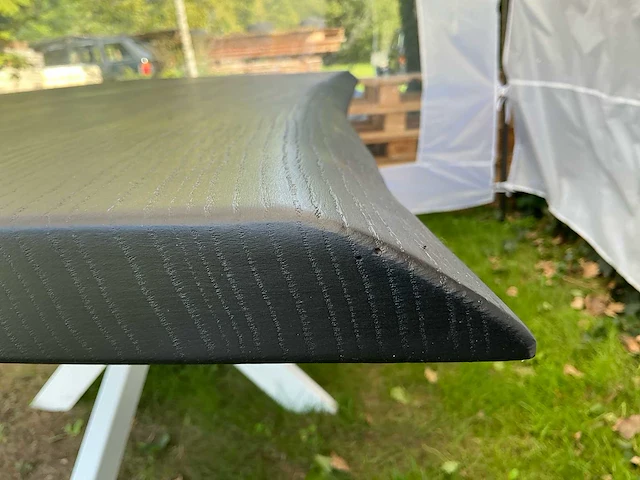 Ambachtelijke massief eiken eetkamertafel met witte matrixpoten - ca. 200 x 90 cm - afbeelding 8 van  9