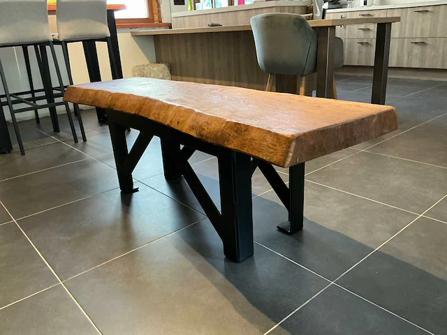 Ambachtelijke massief eiken salontafel met lintzaagafwerking - afbeelding 1 van  8