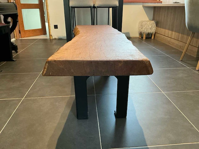 Ambachtelijke massief eiken salontafel met lintzaagafwerking - afbeelding 2 van  8