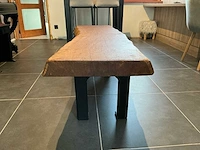 Ambachtelijke massief eiken salontafel met lintzaagafwerking - afbeelding 2 van  8