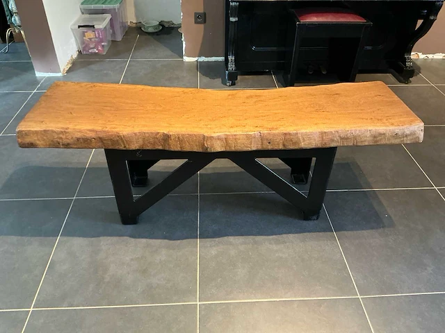 Ambachtelijke massief eiken salontafel met lintzaagafwerking - afbeelding 3 van  8