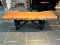 Ambachtelijke massief eiken salontafel met lintzaagafwerking - afbeelding 3 van  8