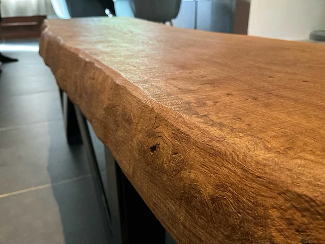 Ambachtelijke massief eiken salontafel met lintzaagafwerking - afbeelding 5 van  8